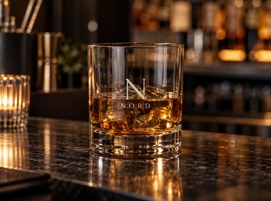 Sklenice na whisky s decentním logem baru