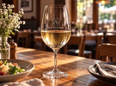 Vinný pohár s logem restaurace jako součást stolního servisu
